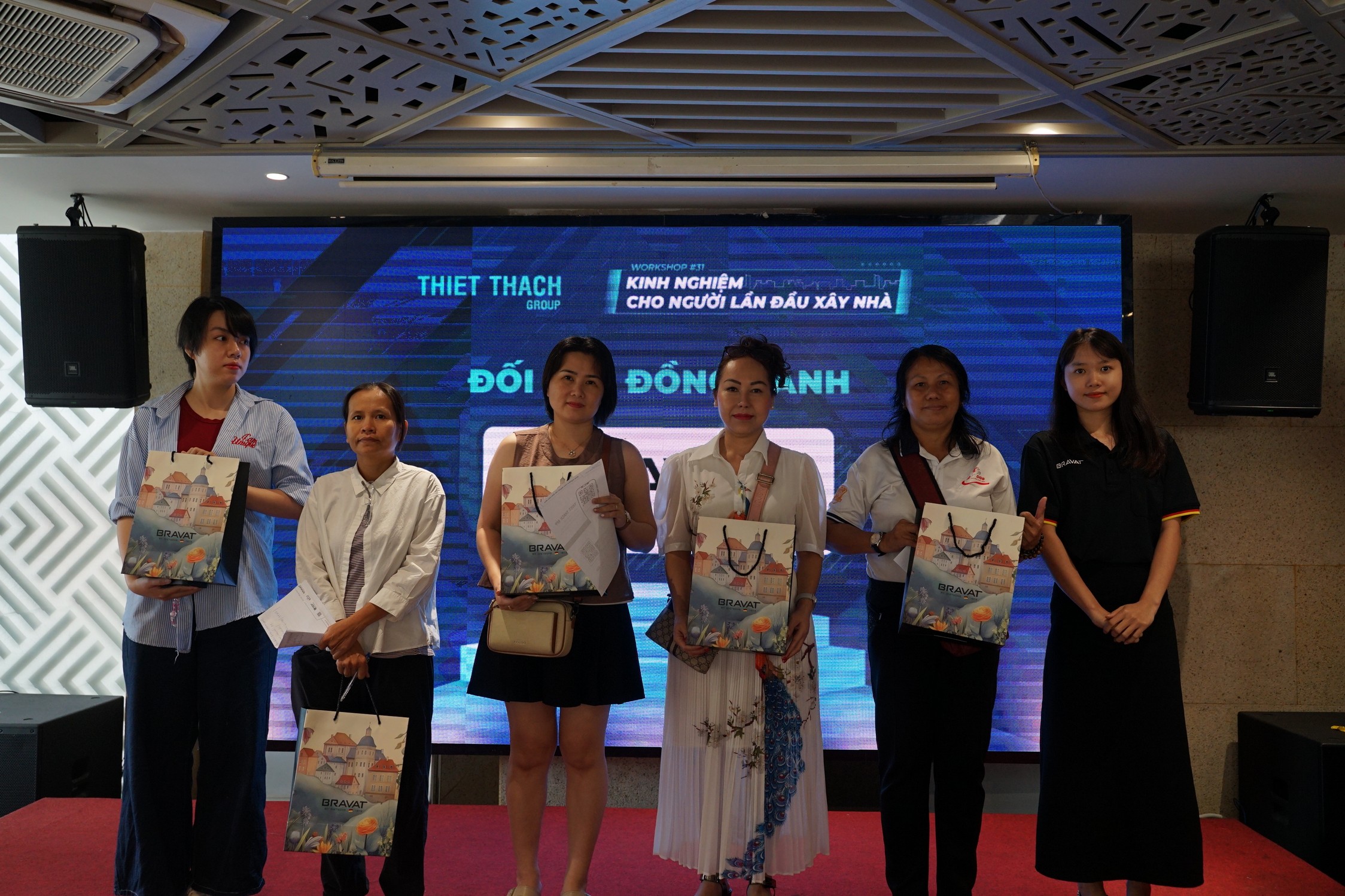 Khách hàng nhận các phần quà từ Bravat - Lucky Draw